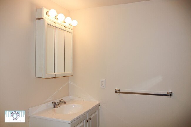 Building Photo - Remodeled 1 bedroom in Washington Local
