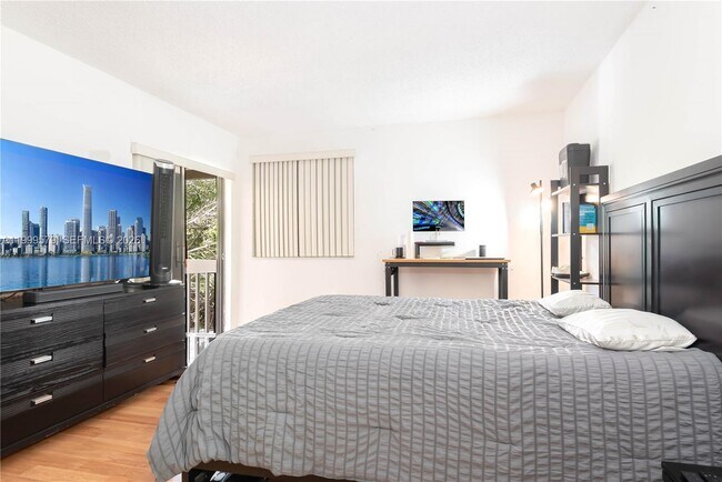 Building Photo - 8885 Fontainebleau Blvd