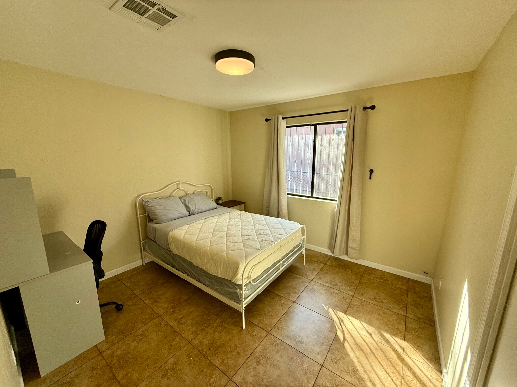 Building Photo - 1231 E Lee St