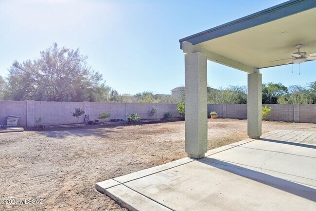 Building Photo - Lovely 4 bedroom, 2 bath home with 2 car garage