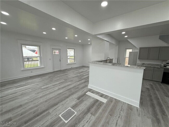 Building Photo - 338 N Wooster Ave