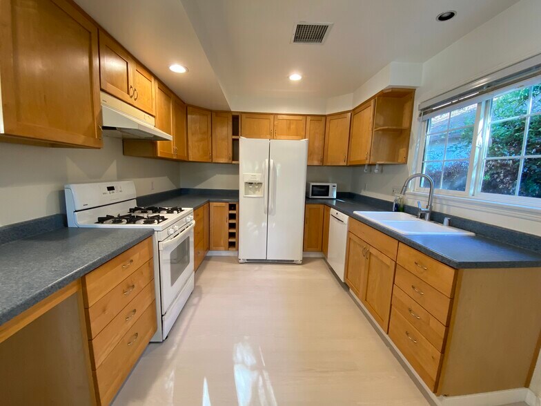 Building Photo - 5460 Kester Ave