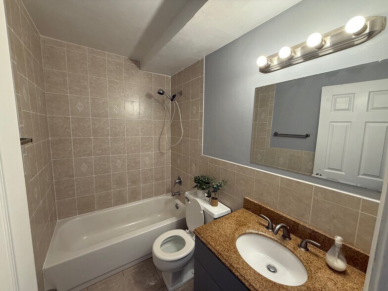 Full Bathroom - 514 Spruce Dr