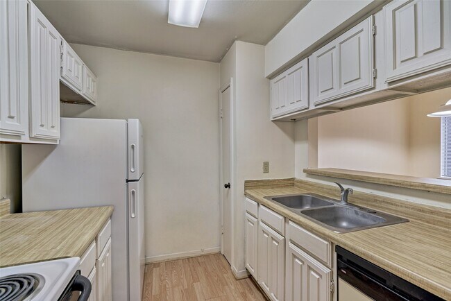 Building Photo - 3500 Tangle Brush Dr