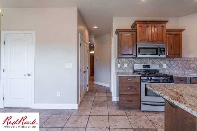 Building Photo - 3 Bedroom Townhome In Southgate Community