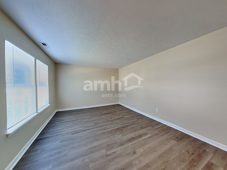 Building Photo - 803 Green Woods Dr