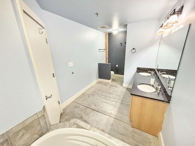 Building Photo - 1 BD/ 1 BA Condo near Mercedes Benz Stadium!