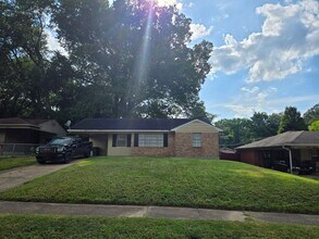 Building Photo - MOVE-IN SPECIAL 1/2 OFF 1ST MONTH'S RENT!!