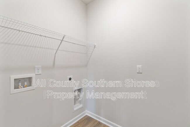 Building Photo - 215 Konik St