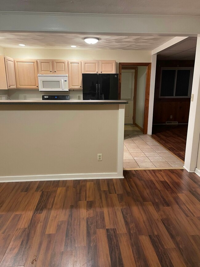 Building Photo - 213 Garden City Dr