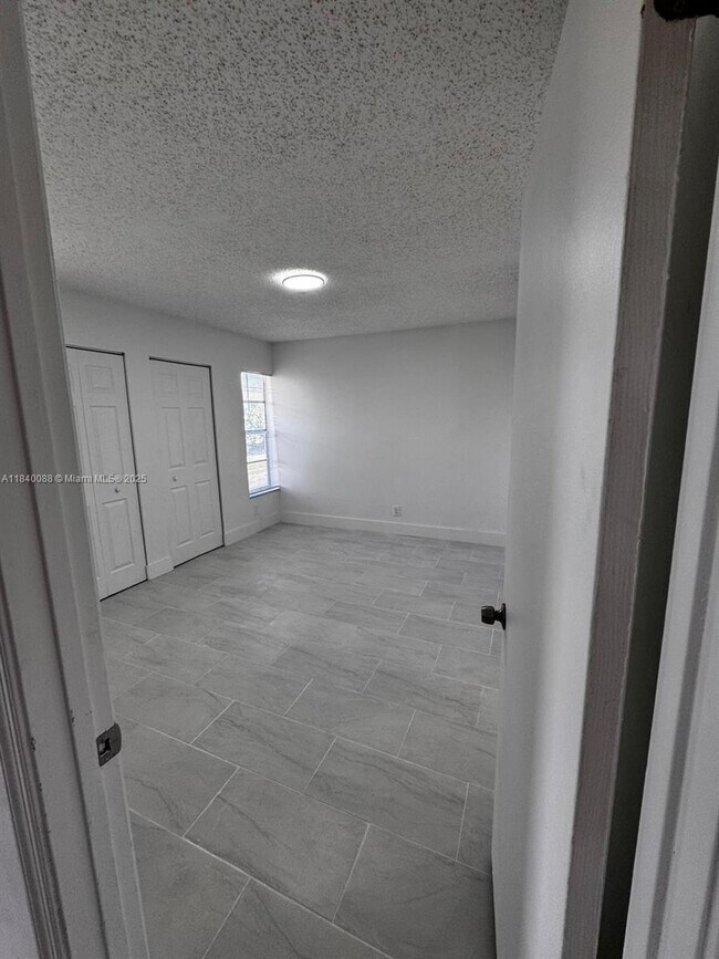 Building Photo - 9927 Twin Lakes Dr