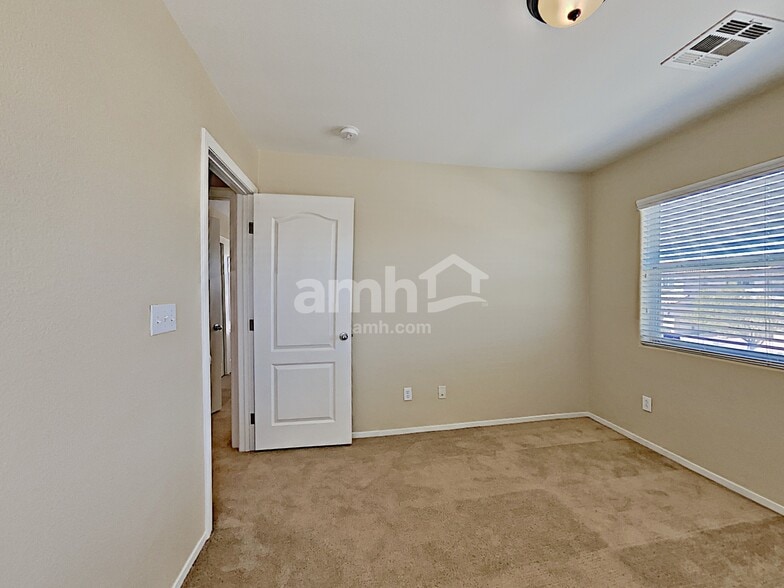 Building Photo - 1052 Crescent Falls St