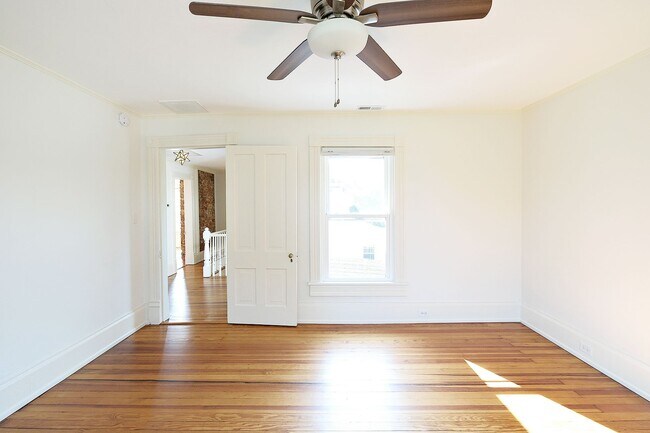 Building Photo - Charming Pet-Friendly Belmont Home With Fenced Yard