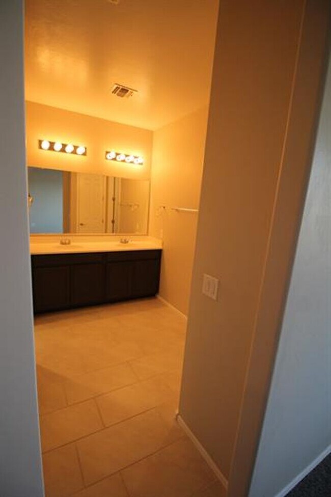 Building Photo - Desirable La Estancia Neighboorhood