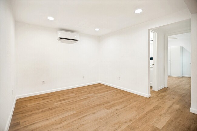 Building Photo - 905 W Abram St