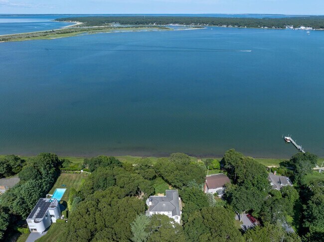 Building Photo - 26 3 Mile Harbor Dr