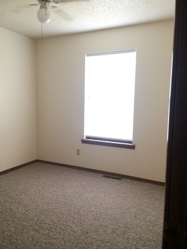 Building Photo - 3 Bedroom Ranch Nixa-Available to view now