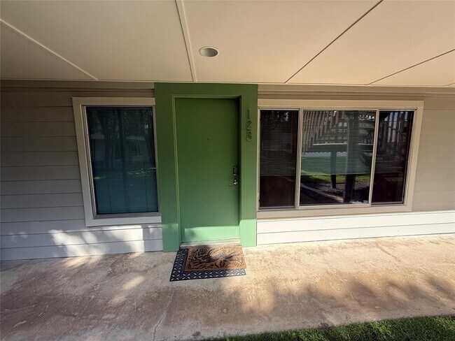 Building Photo - 2200 Dickson Dr