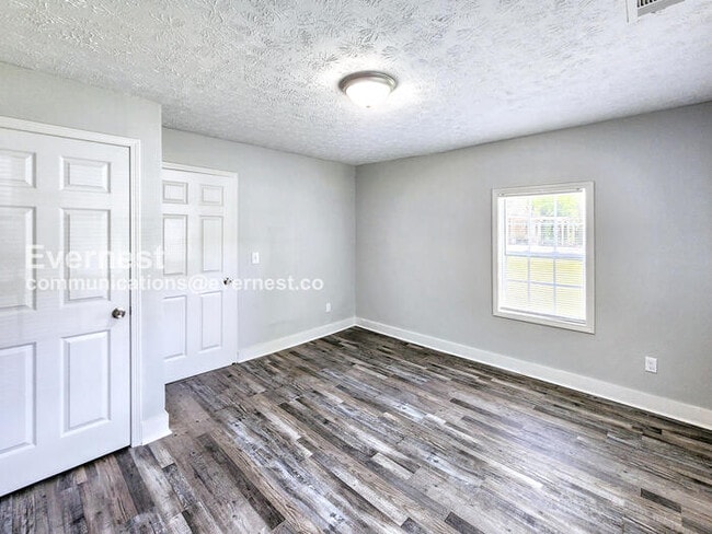 Building Photo - 306 Walker Dr