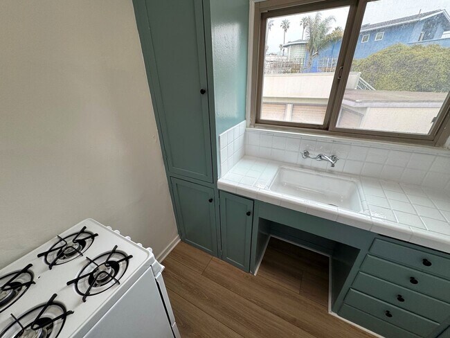 Building Photo - Remodeled Pierpont Beach Apartment