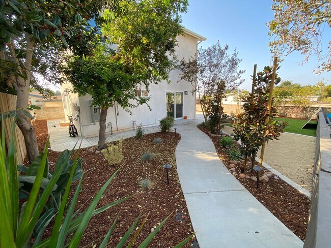 Building Photo - 4BD/2BA, Private Yard!!