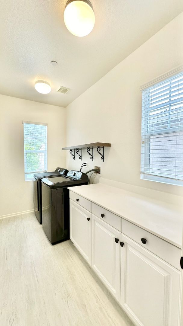 Building Photo - Beautifully Updated Two-Story Home in Lake...