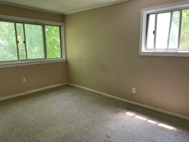 Building Photo - 32609 Montcalm St