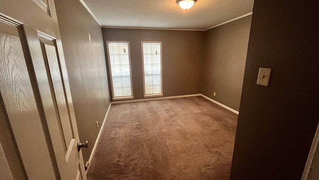 Building Photo - 4 Bed / 2 Bath Home with Fenced Backyard