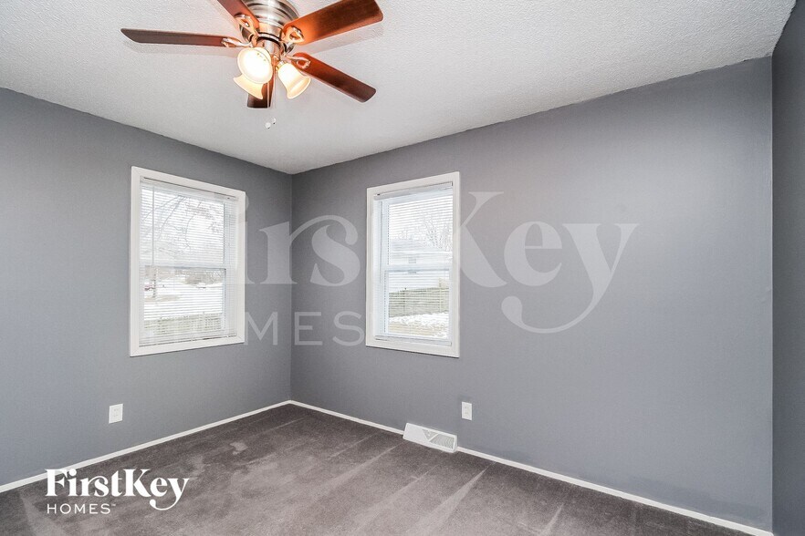 Building Photo - 4900 N Sycamore Dr