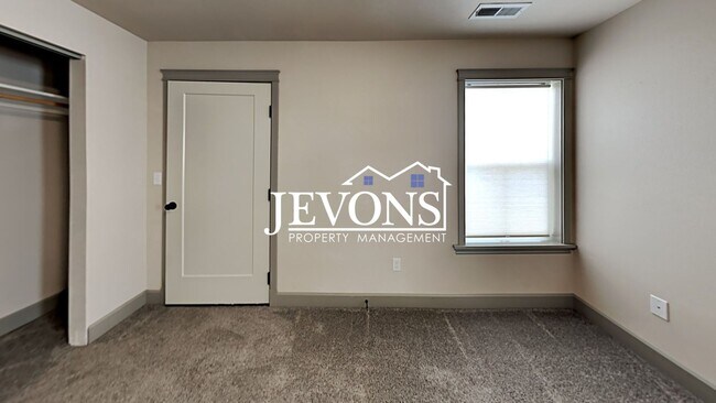 Building Photo - Spacious 4-bedroom home with fully equippe...
