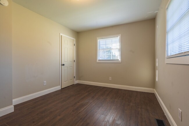 Building Photo - Newly renovated 3 bed and 1 bath house in ...