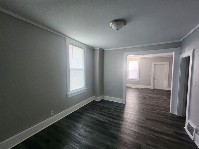 Building Photo - 307 E 22nd St