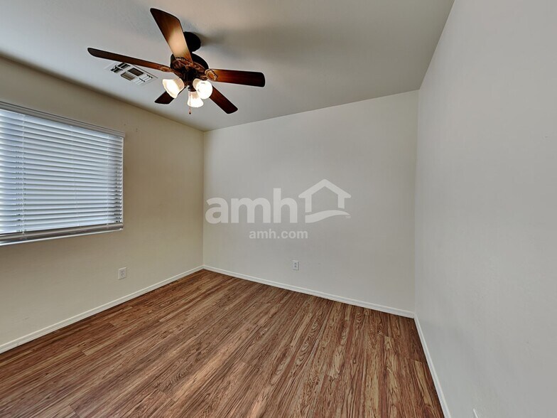 Building Photo - 15827 W Monroe St