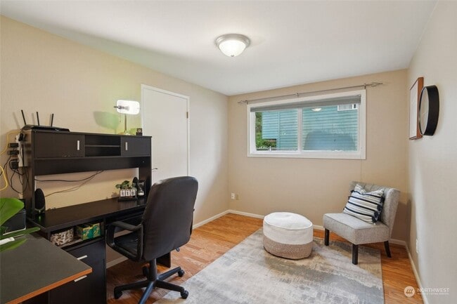 Building Photo - Spacious 3 Bedroom Home In Mountlake Terra...