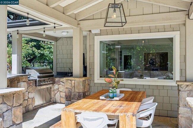 Building Photo - 783 Los Palos Manor