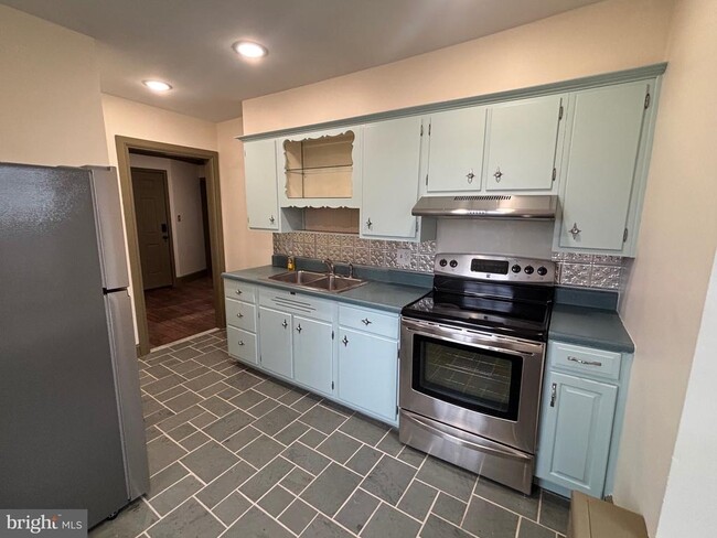 Building Photo - 28 W Main St