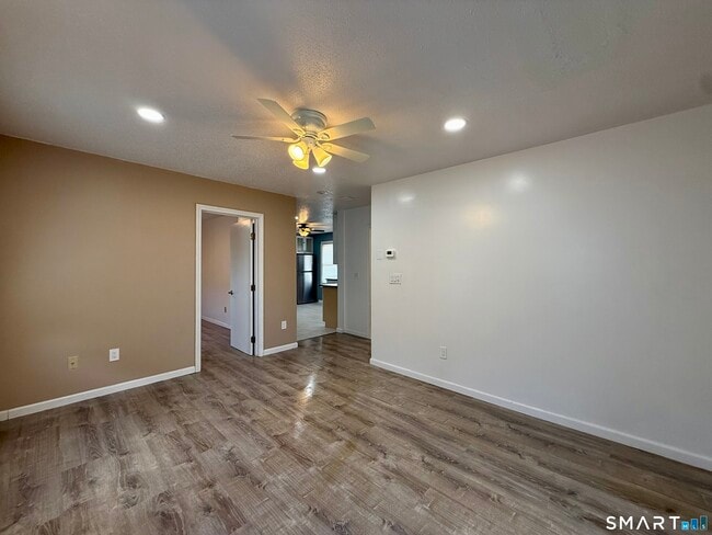 Building Photo - 8 Scott St