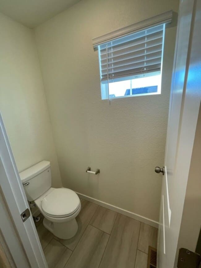 Building Photo - Beautiful & Spacious 4Bed, 3Bath In Breathtaking Erie Co,