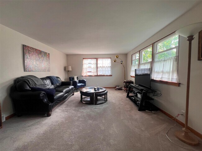 Building Photo - 3011 Country Club Rd