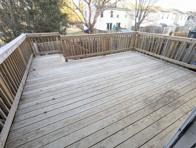 Building Photo - Well maintained townhouse in Robin Meadows Community with updated features available mid January!