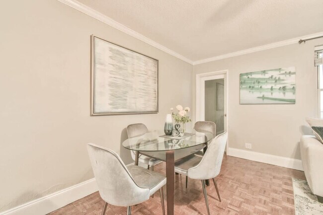 Building Photo - 300 W Peachtree St NW