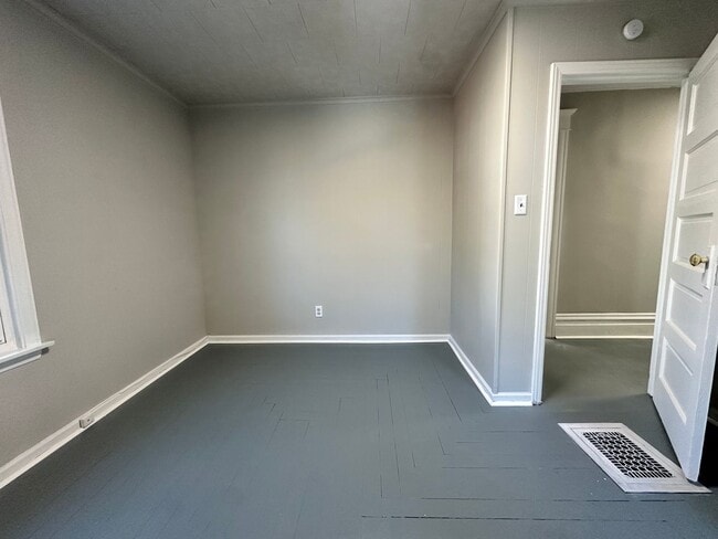 Building Photo - Five Bedroom House Available in Battle Creek