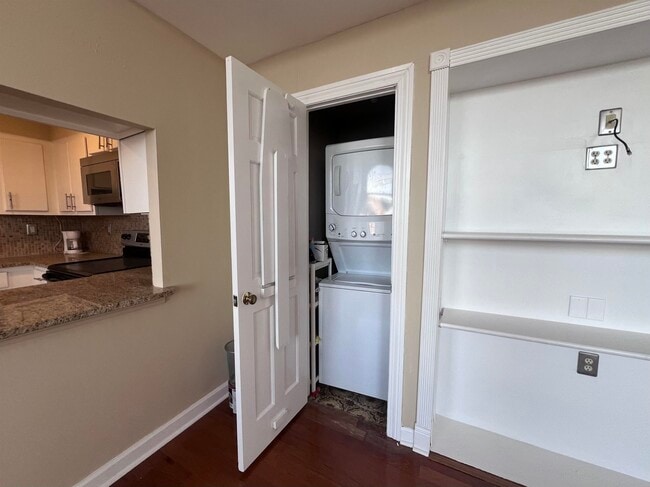 Building Photo - 10 N Main St