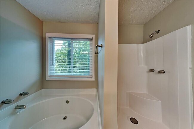 Building Photo - 629 Glendale Forest Dr