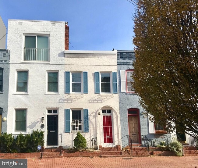 Building Photo - 915 Hughes Mews NW