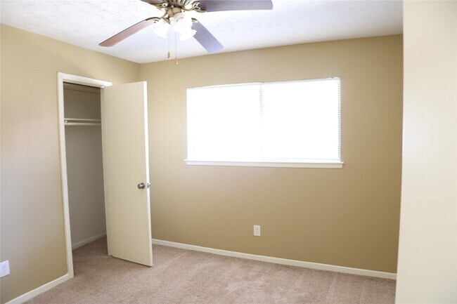 Building Photo - 2215 Silver Falls Dr
