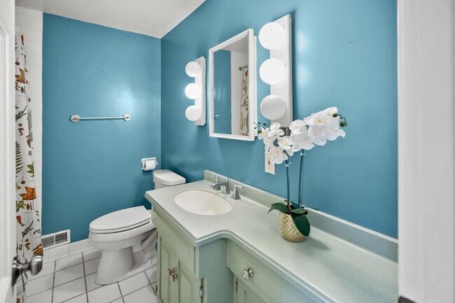 Building Photo - 5160 N Kent Ave