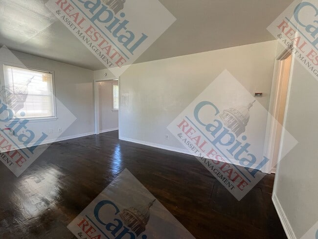 Building Photo - Cute 2 Bedroom with Detached Garage