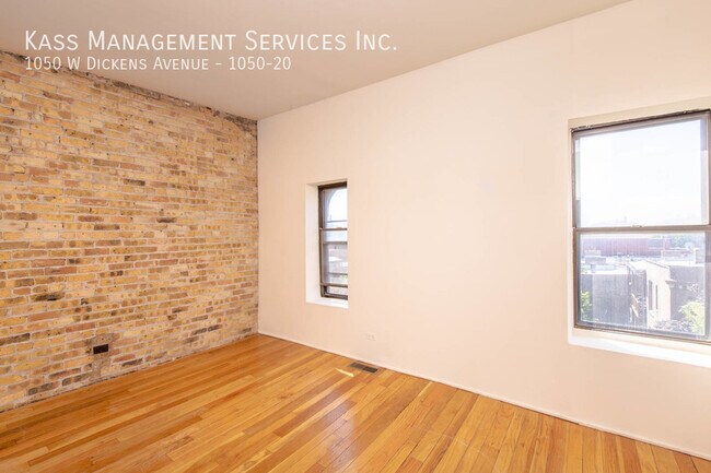 Building Photo - 1050 W Dickens Ave