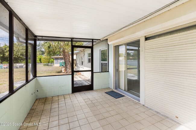 Building Photo - 407 Bunker St